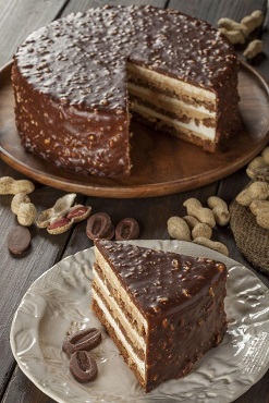 Шоколадный торт «Сникерс»