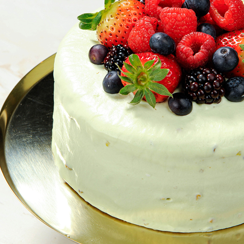Торт «Фисташковый с ягодами» кондитерской «Сладкий экспресс»