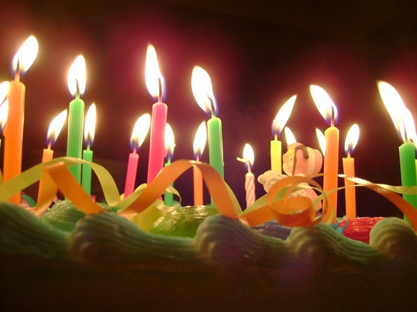 Свечи на торте ко дню рождения