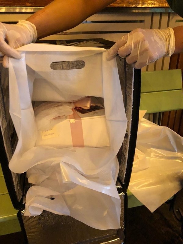 Коробка с десертом «Сладкого экспресса» в пакете для бесконтактной доставки