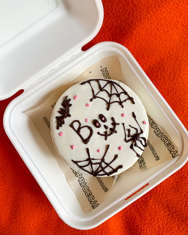 Бенто-торт кондитерской «Сладкий экспресс» для Хэллоуина