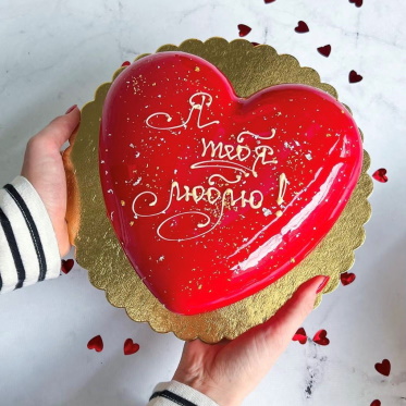 Торт Вишневое сердце не только романтичное признание в любви, но и трендовый десерт в тотал красном луке