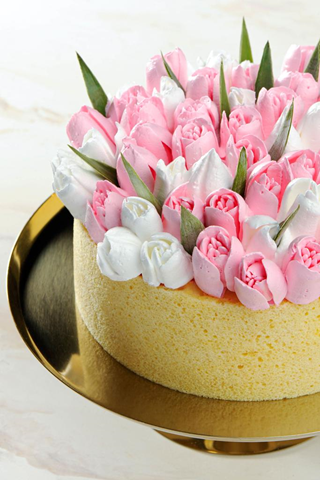 Торт «Манго-маракуйя» с тюльпанами от кондитерской «Сладкий экспресс»