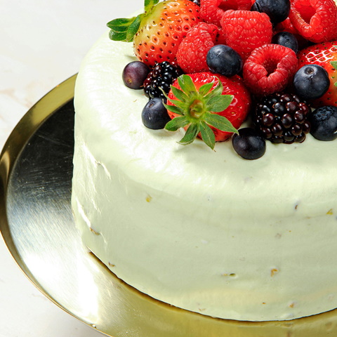 Мини-торт «Фисташковый с ягодами» кондитерской «Сладкий экспресс»